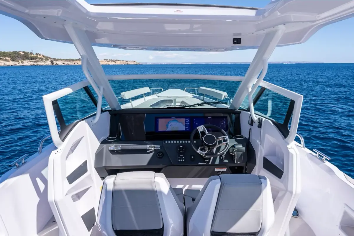 Axopar 28, ponte principale — Sardinia Lux Yachts, Sardegna. Axopar 28 — 30m