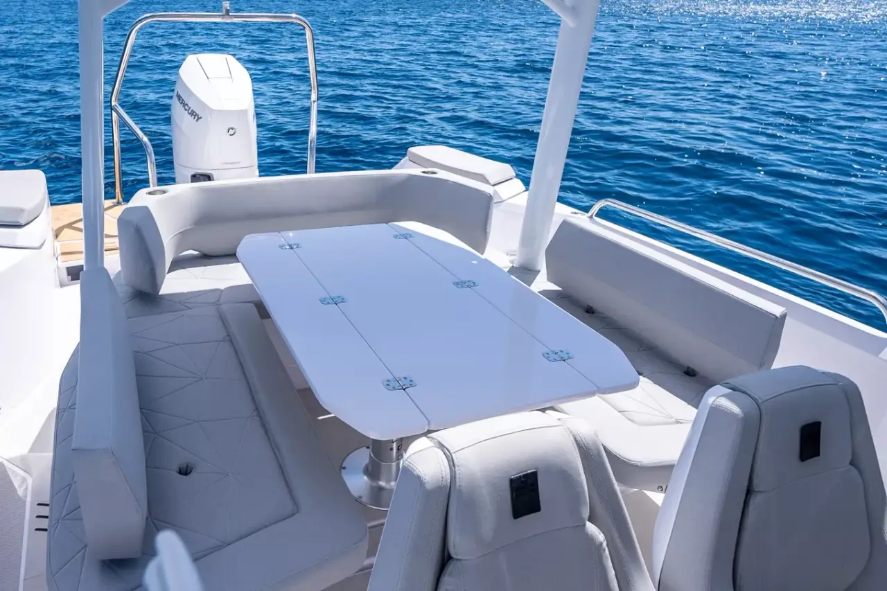 Axopar 28, ponte di poppa — Sardinia Lux Yachts, Sardegna. Axopar 28 — 30m