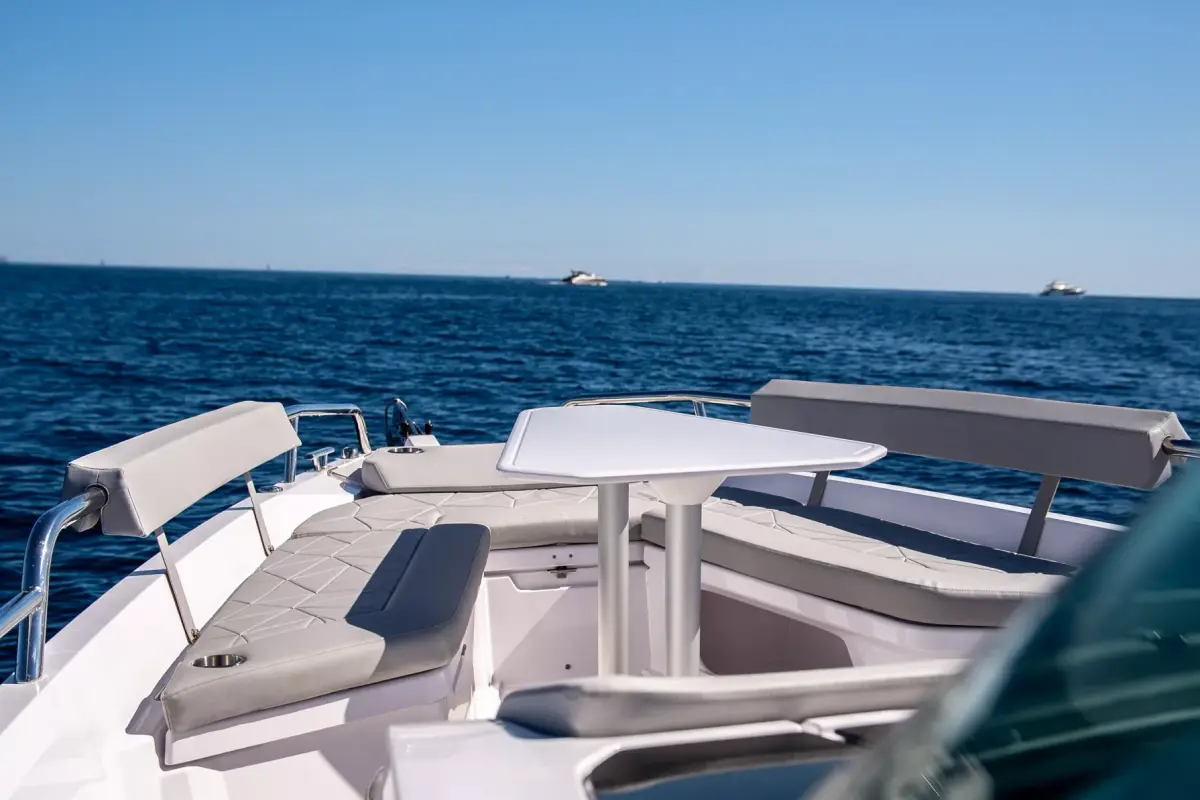 Axopar 28, salon — Sardinia Lux Yachts, Sardegna. Axopar 28 — 30m
