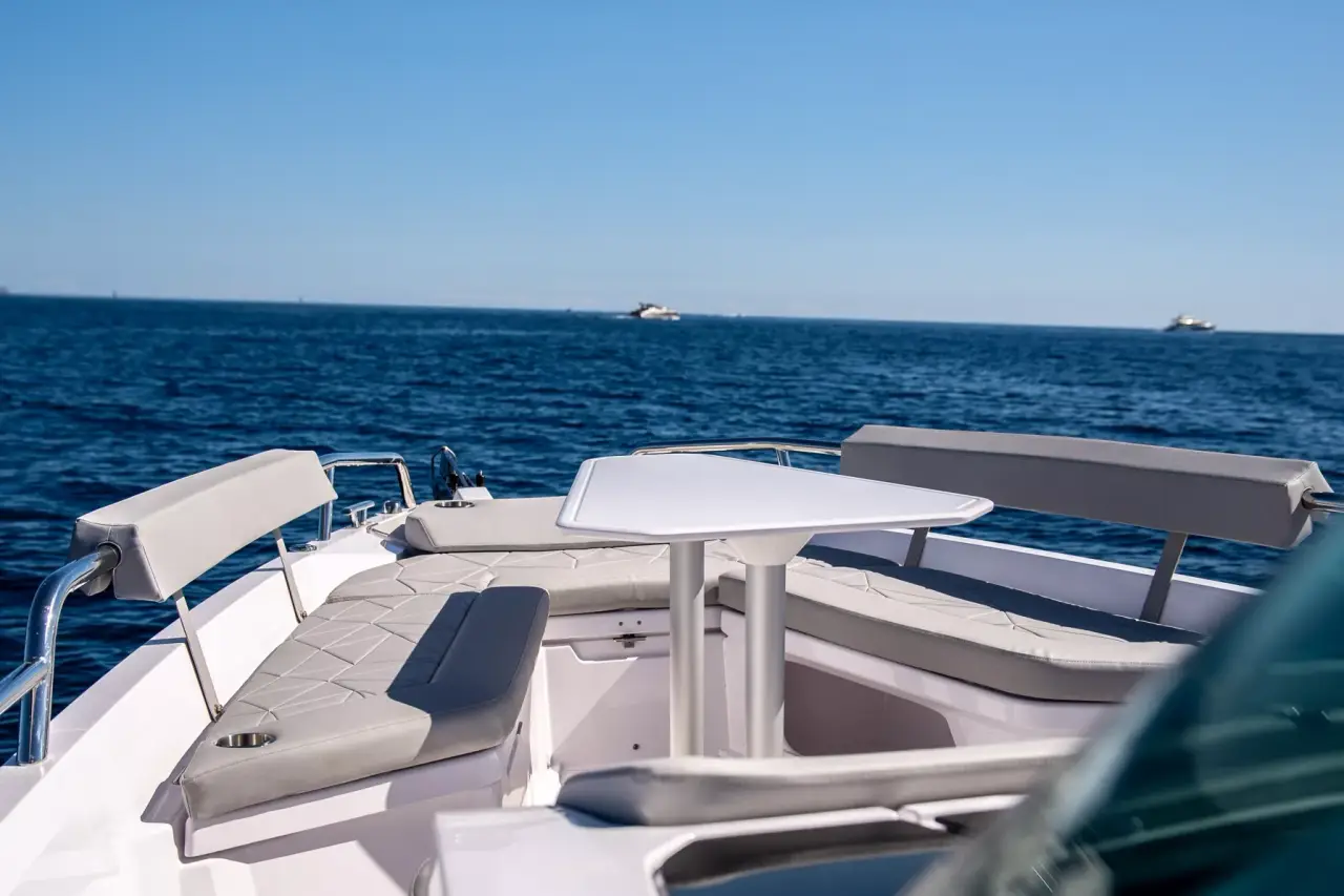 Axopar 28, salon — Sardinia Lux Yachts, Sardegna. Axopar 28 — 30m
