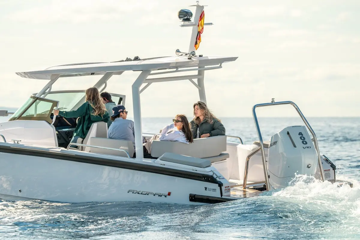 Axopar 28, cabina principale — Sardinia Lux Yachts, Sardegna. Axopar 28 — 30m