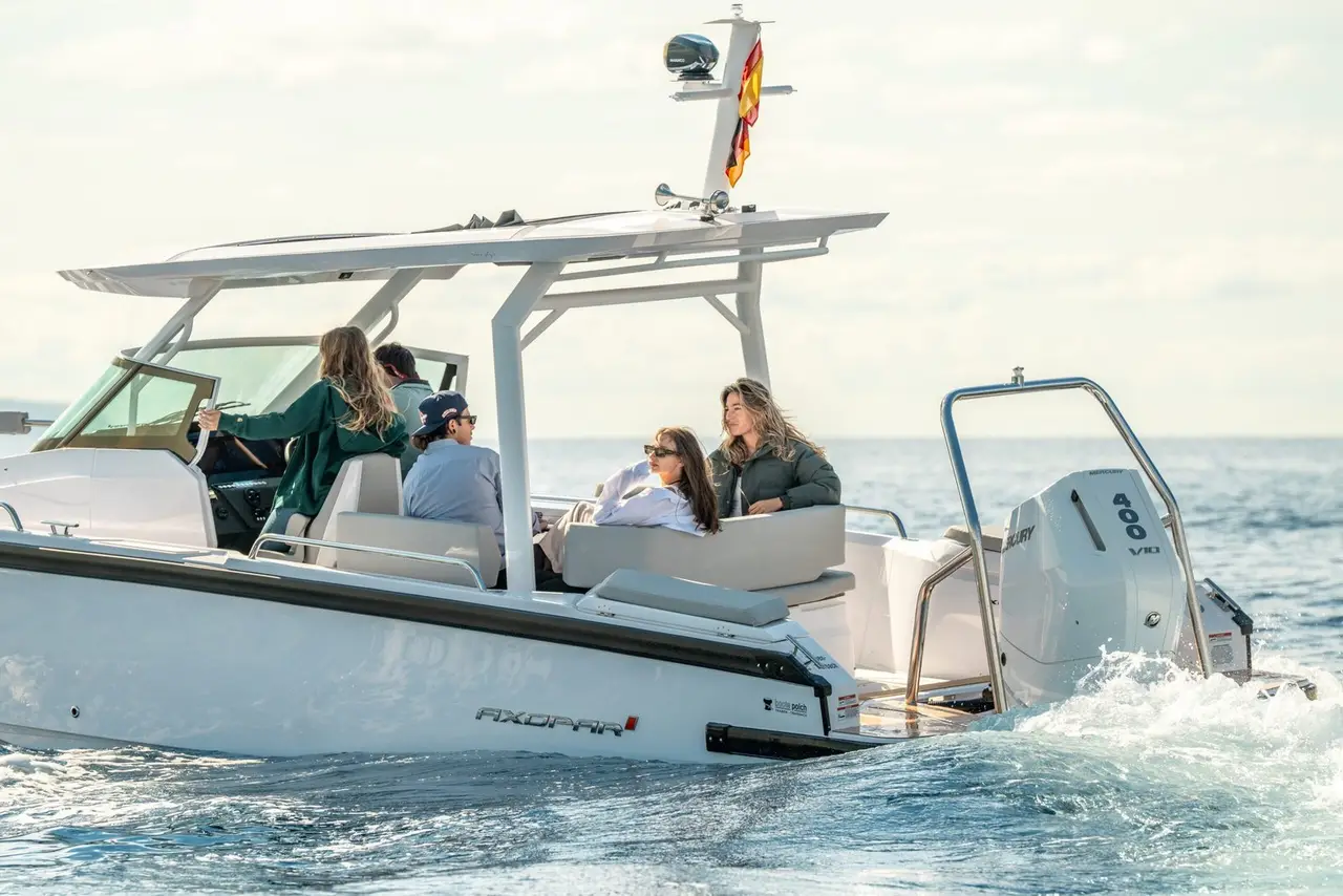 Axopar 28, cabina principale — Sardinia Lux Yachts, Sardegna. Axopar 28 — 30m