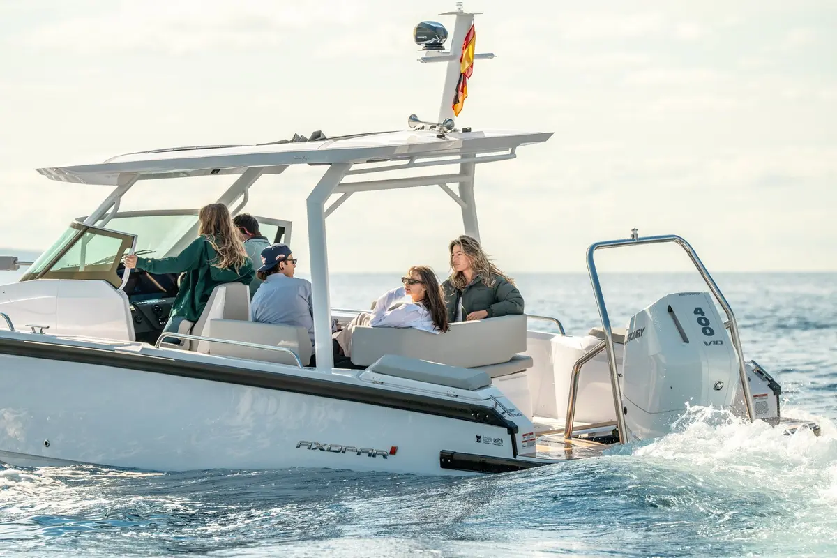 Axopar 28, flybridge — Sardinia Lux Yachts, Sardegna. Axopar 28 — 30m