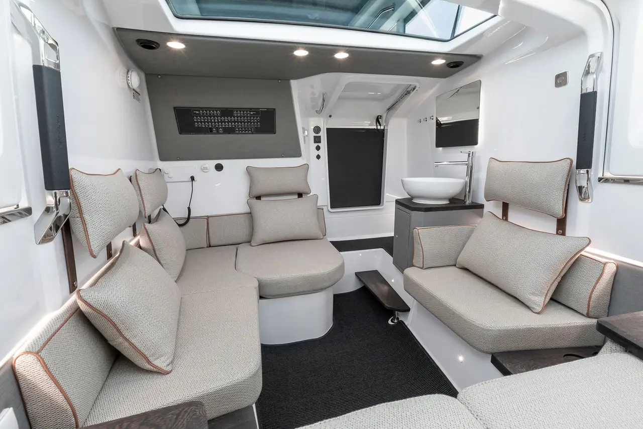 Axopar 37, cabina principale — Sardinia Lux Yachts, Sardegna. Axopar 37 — 11.5m