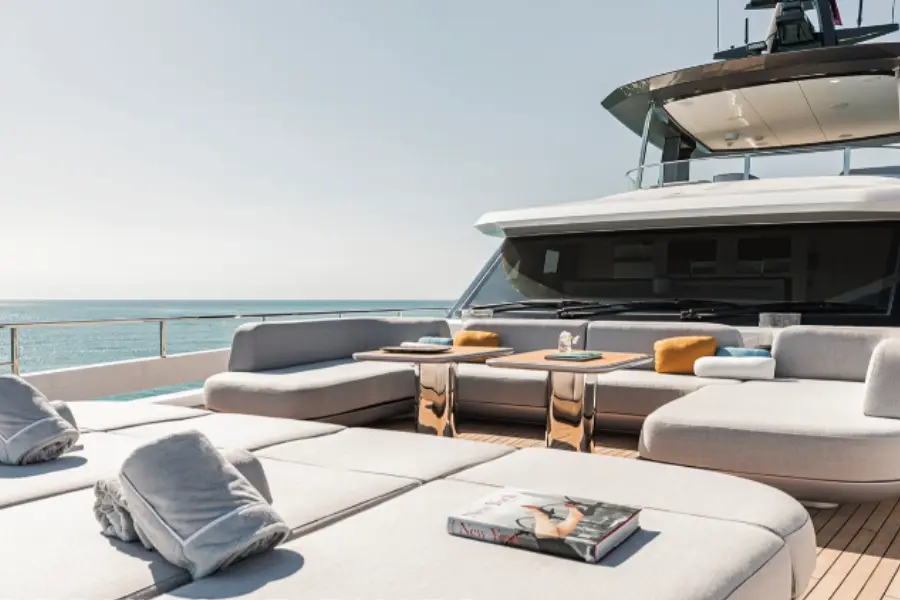 Azimut 116, ponte principale — Sardinia Lux Yachts, Sardegna. Azimut 116 — 36m