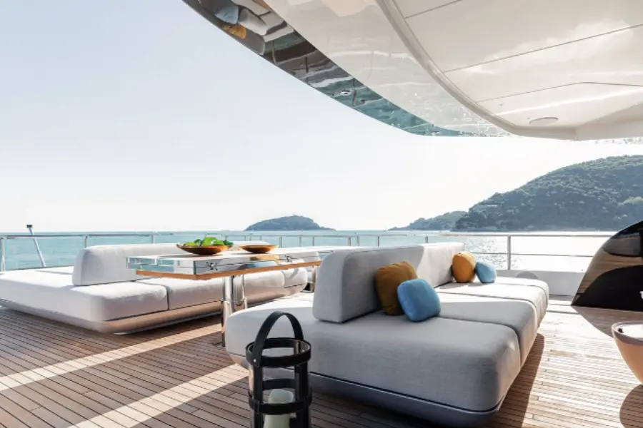 Azimut 116, ponte di poppa — Sardinia Lux Yachts, Sardegna. Azimut 116 — 36m