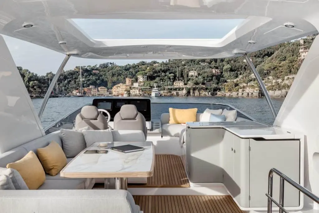 Azimut 60 Fly, salon — Sardinia Lux Yachts, Sardegna. Azimut 60 Fly — 20m