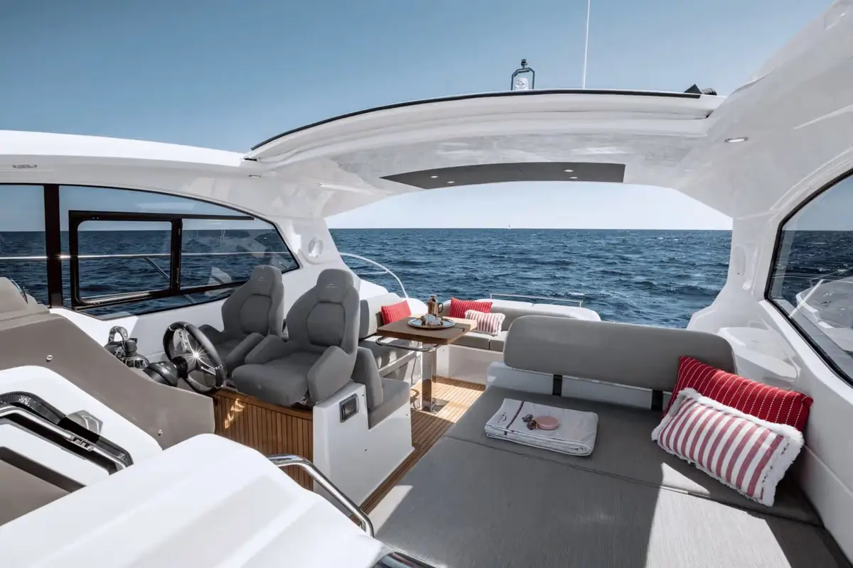 Azimut 45, ponte principale — Sardinia Lux Yachts, Sardegna. Azimut 45 — 13.7m