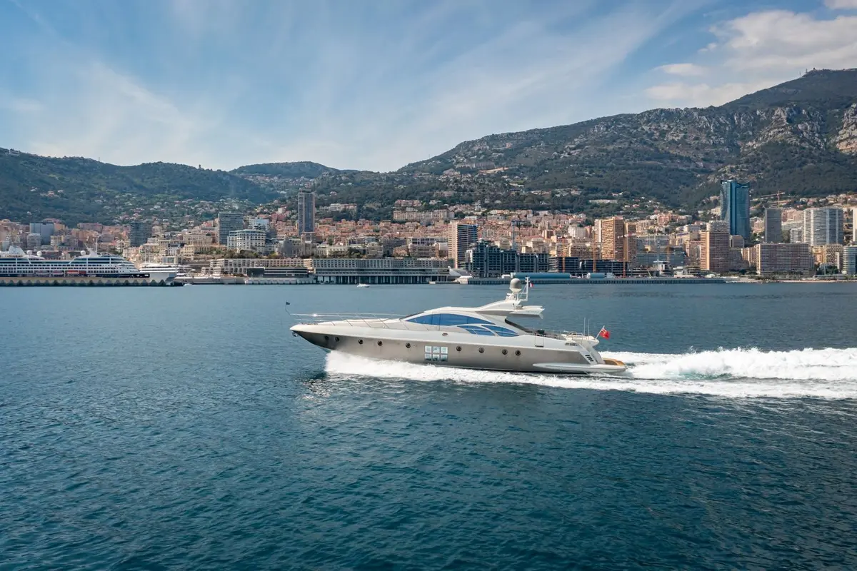 Azimut 86, exterior — Sardinia Lux Yachts, Cerdeña. Azimut 86 — 26m