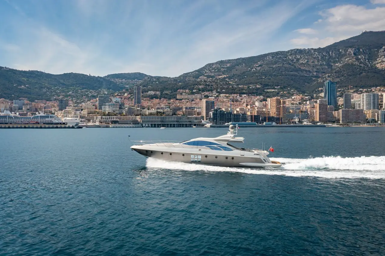 Azimut 86, exterior — Sardinia Lux Yachts, Cerdeña. Azimut 86 — 26m