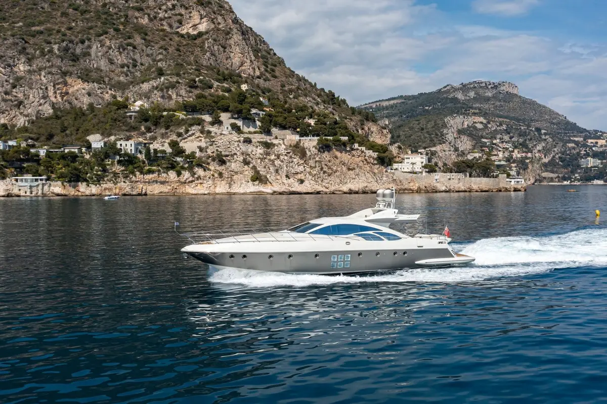 Azimut 86, cubierta principal — Sardinia Lux Yachts, Cerdeña. Azimut 86 — 26m
