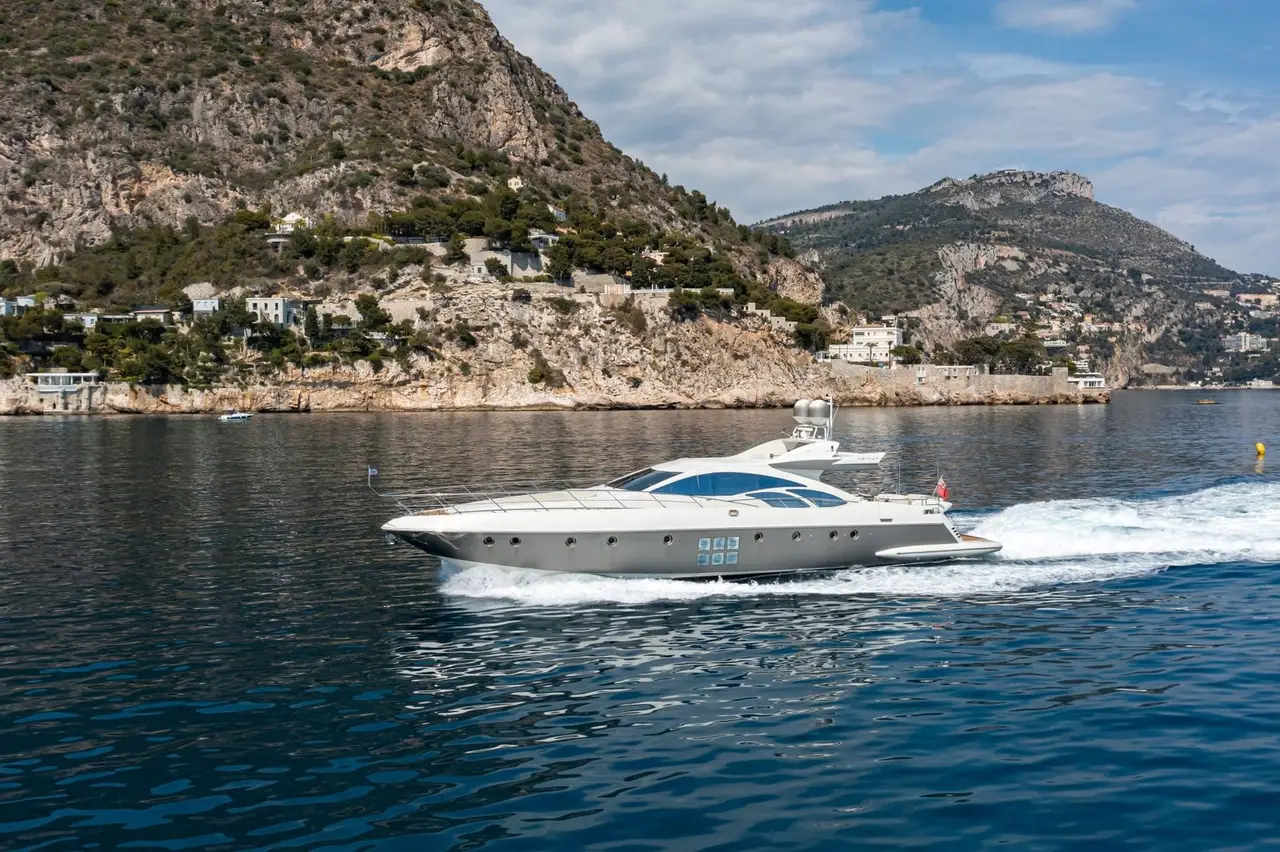 Azimut 86, cubierta principal — Sardinia Lux Yachts, Cerdeña. Azimut 86 — 26m