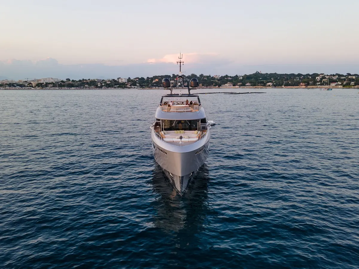 Benetti 28m, ponte principale — Sardinia Lux Yachts, Sardegna. Benetti 28m — 28m