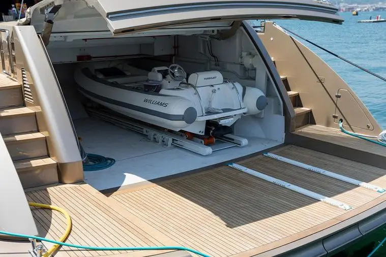 Cerri 102’ Flying Sport, salon — Sardinia Lux Yachts, Sardinia. Cerri 102’ Flying Sport — 31m