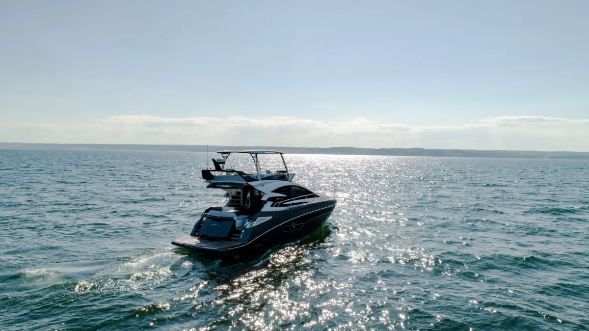 Cobrey 50 FLY, ponte principale — Sardinia Lux Yachts, Sardegna. Cobrey 50 FLY — 16m