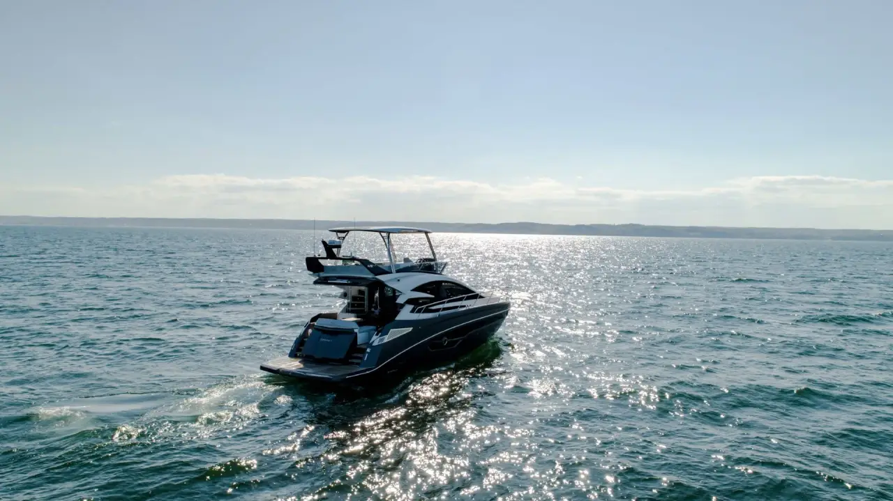 Cobrey 50 FLY, ponte principale — Sardinia Lux Yachts, Sardegna. Cobrey 50 FLY — 16m