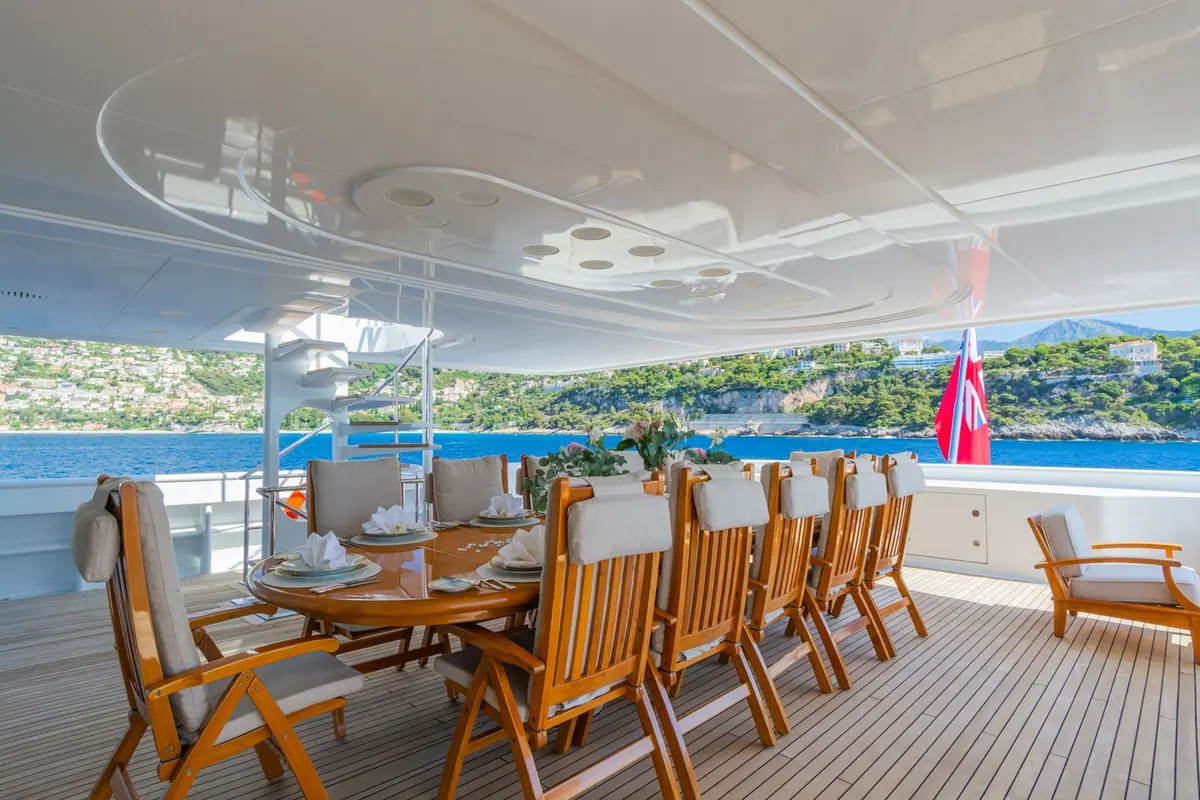 Apogee, flybridge — Sardinia Lux Yachts, Cerdeña. Apogee — 62.5m