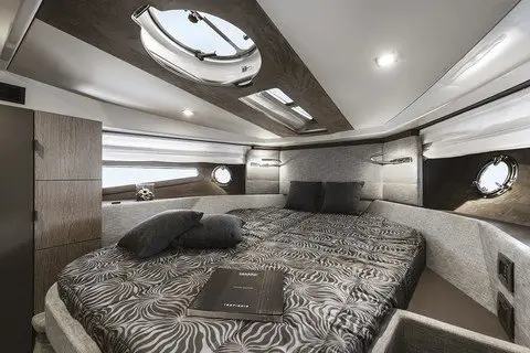 Cranchi M44 HT, ponte principale — Sardinia Lux Yachts, Sardegna. Cranchi M44 HT — 14m