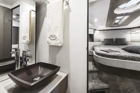 Cranchi M44 HT, cabina principale — Sardinia Lux Yachts, Sardegna. Cranchi M44 HT — 14m