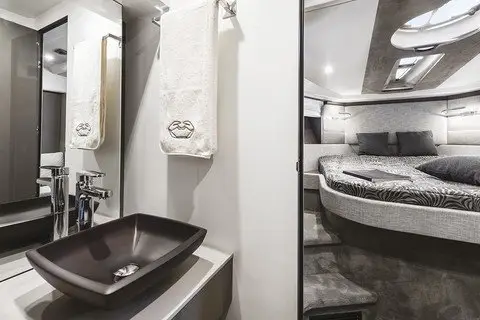 Cranchi M44 HT, cabina principale — Sardinia Lux Yachts, Sardegna. Cranchi M44 HT — 14m