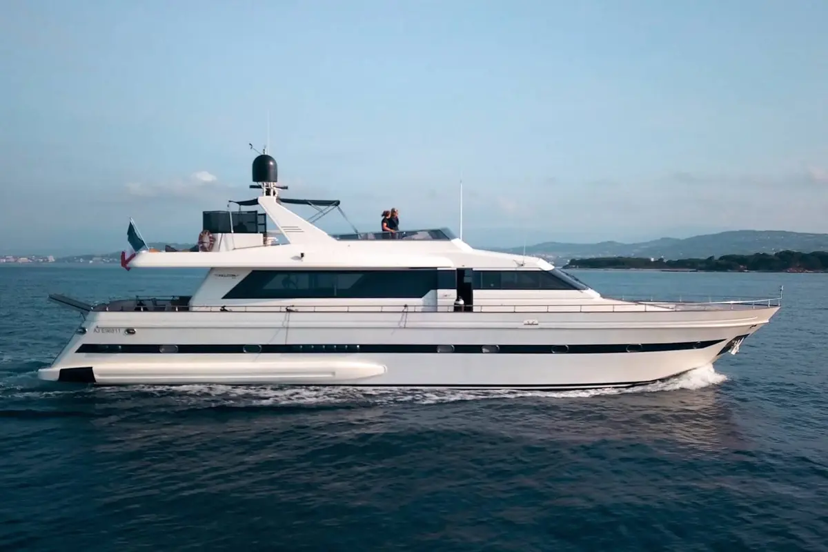 Falcon 80S — Sardinia Lux Yachts, Cerdeña. Falcon 80S — 24m