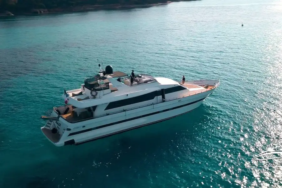 Falcon 80S, cubierta principal — Sardinia Lux Yachts, Cerdeña. Falcon 80S — 24m