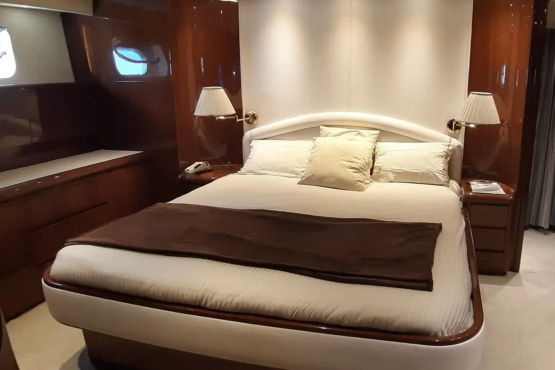 Falcon 80S, cubierta de popa — Sardinia Lux Yachts, Cerdeña. Falcon 80S — 24m