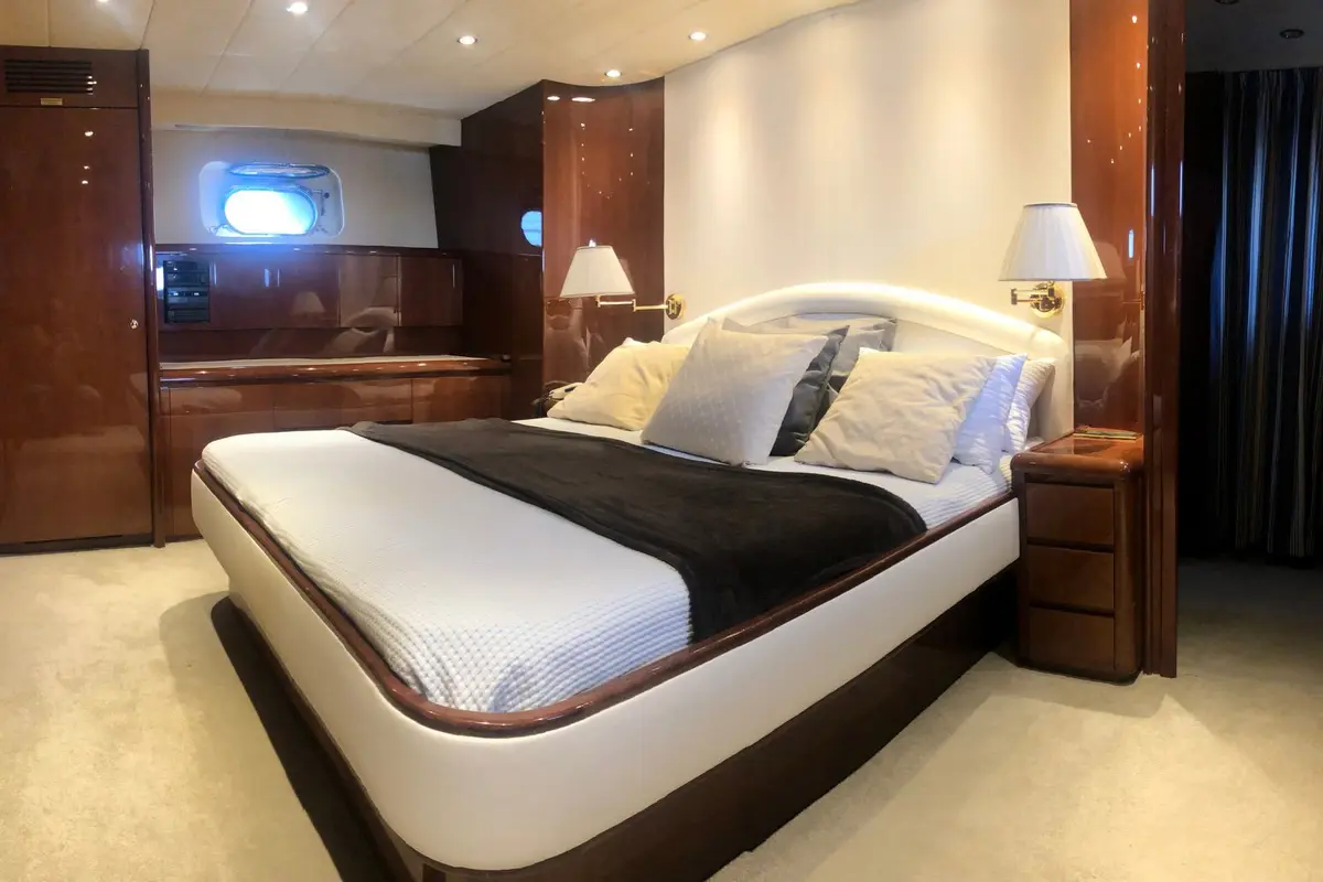 Falcon 80S, salón — Sardinia Lux Yachts, Cerdeña. Falcon 80S — 24m