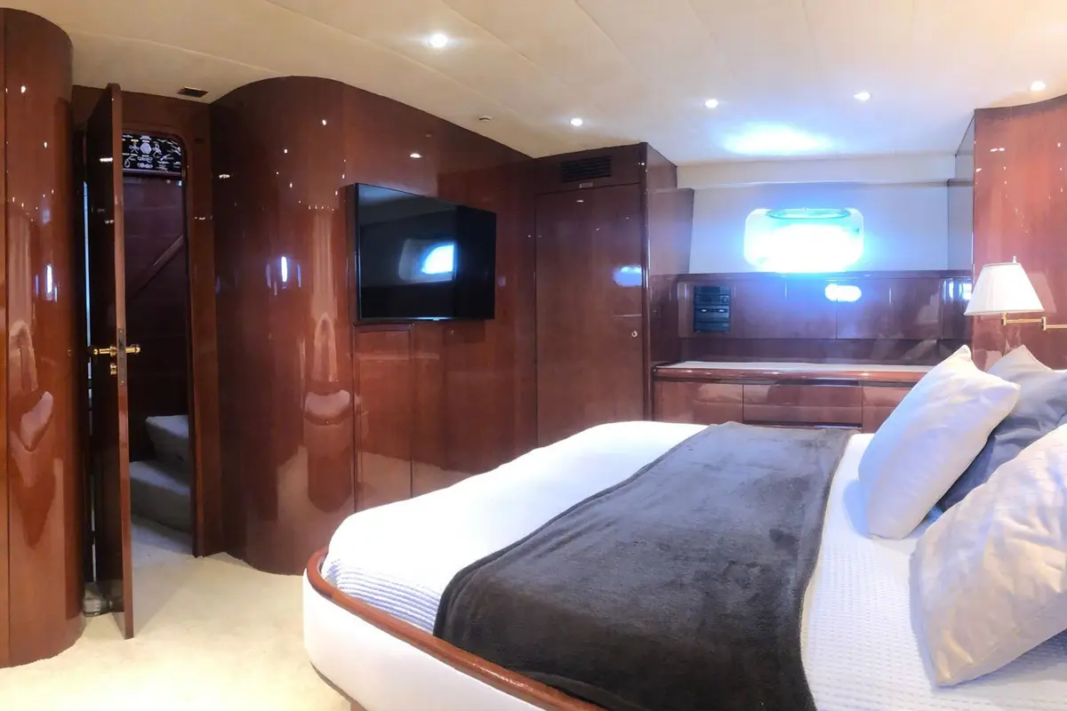 Falcon 80S, camarote principal — Sardinia Lux Yachts, Cerdeña. Falcon 80S — 24m