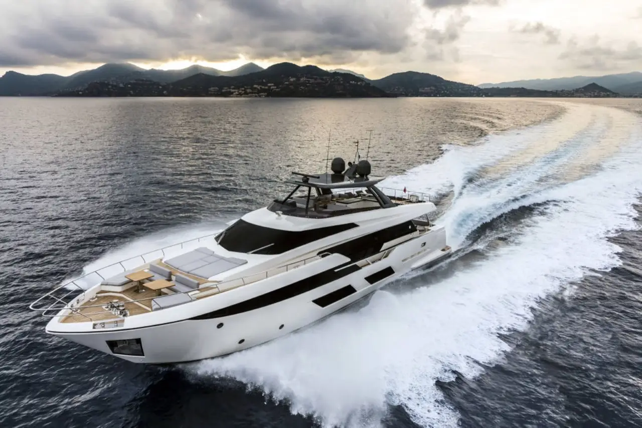 Ferretti 920, esterno — Sardinia Lux Yachts, Sardegna. Ferretti 920 — 28m