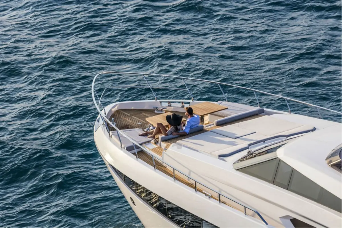 Ferretti 920, cubierta principal — Sardinia Lux Yachts, Cerdeña. Ferretti 920 — 28m