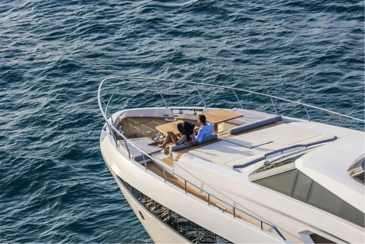Ferretti 920, ponte principale — Sardinia Lux Yachts, Sardegna. Ferretti 920 — 28m