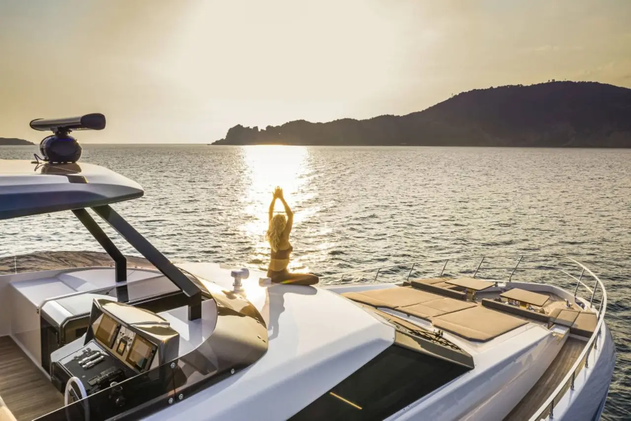 Ferretti 920, ponte di poppa — Sardinia Lux Yachts, Sardegna. Ferretti 920 — 28m