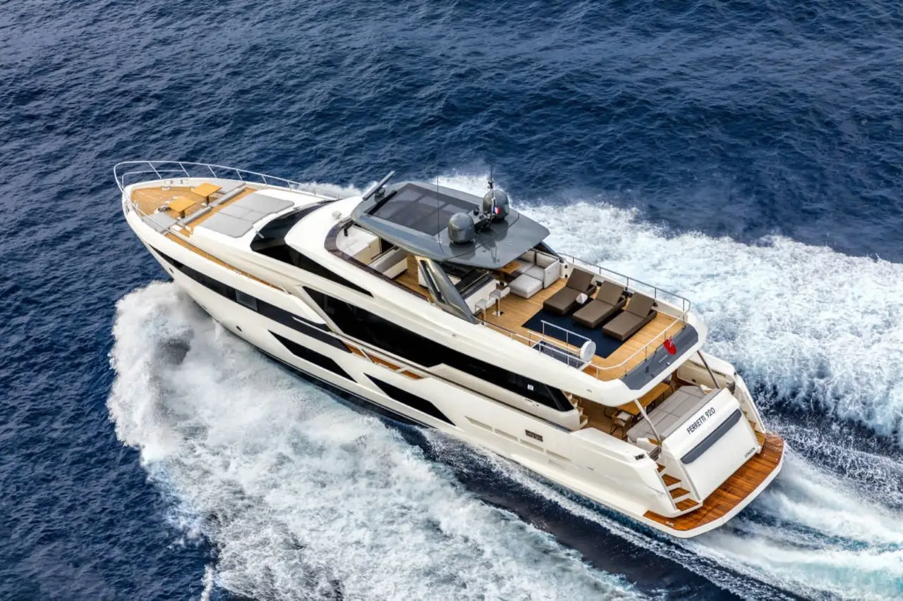 Ferretti 920, cabina principale — Sardinia Lux Yachts, Sardegna. Ferretti 920 — 28m