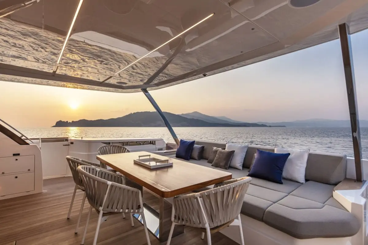 Ferretti 920, flybridge — Sardinia Lux Yachts, Cerdeña. Ferretti 920 — 28m