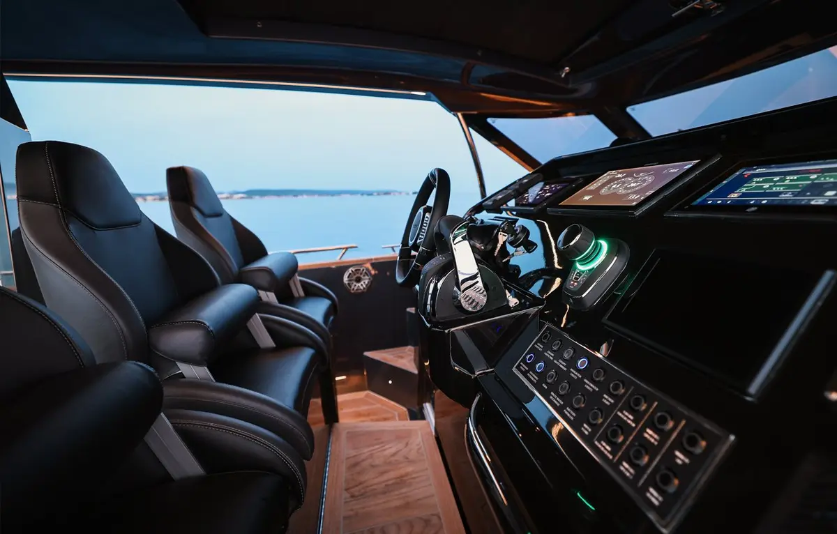 Forza 37, ponte di poppa — Sardinia Lux Yachts, Sardegna. Forza 37 — 20m