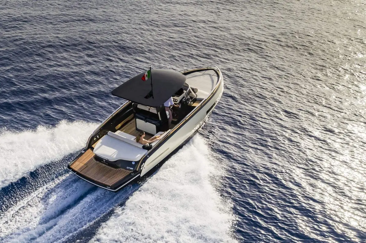 Invictus 280 GT — Sardinia Lux Yachts, Sardegna. Invictus 280 GT — 8.9m