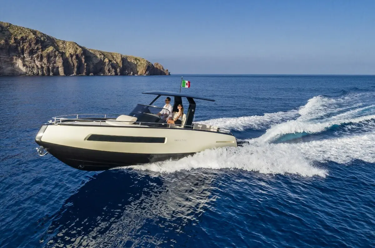 Invictus 280 GT, esterno — Sardinia Lux Yachts, Sardegna. Invictus 280 GT — 8.9m
