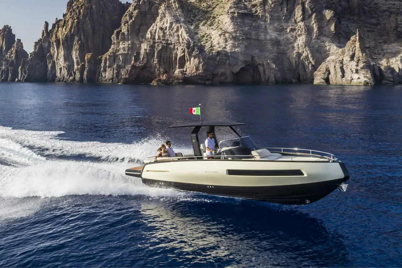 Invictus 280 GT, ponte principale — Sardinia Lux Yachts, Sardegna. Invictus 280 GT — 8.9m