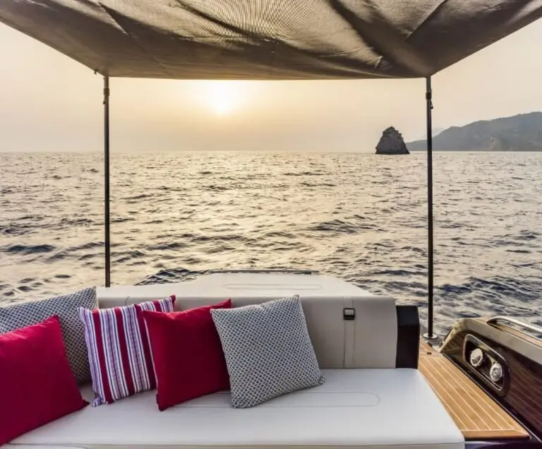 Invictus 280 GT, ponte di poppa — Sardinia Lux Yachts, Sardegna. Invictus 280 GT — 8.9m
