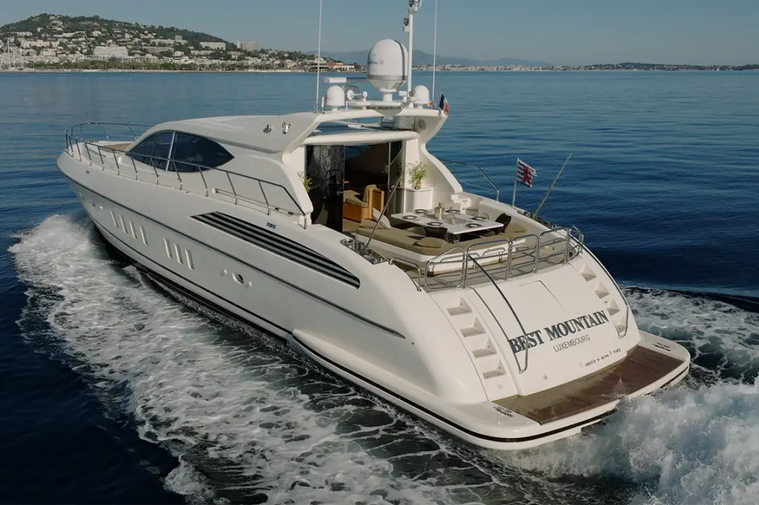 Invictus 280 GT, flybridge — Sardinia Lux Yachts, Sardegna. Invictus 280 GT — 8.9m