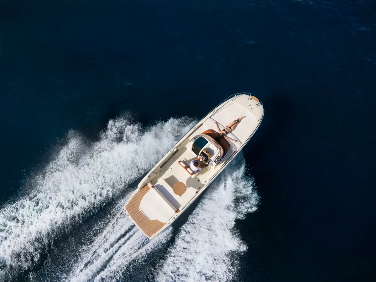 Invictus 280, cubierta de popa — Sardinia Lux Yachts, Cerdeña. Calas cercanas y atardeceres cortos en lancha ágil