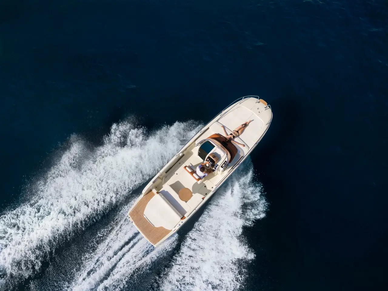 Invictus 280, ponte principale — Sardinia Lux Yachts, Sardegna. Giornate veloci e cale silenziose per piccoli gruppi