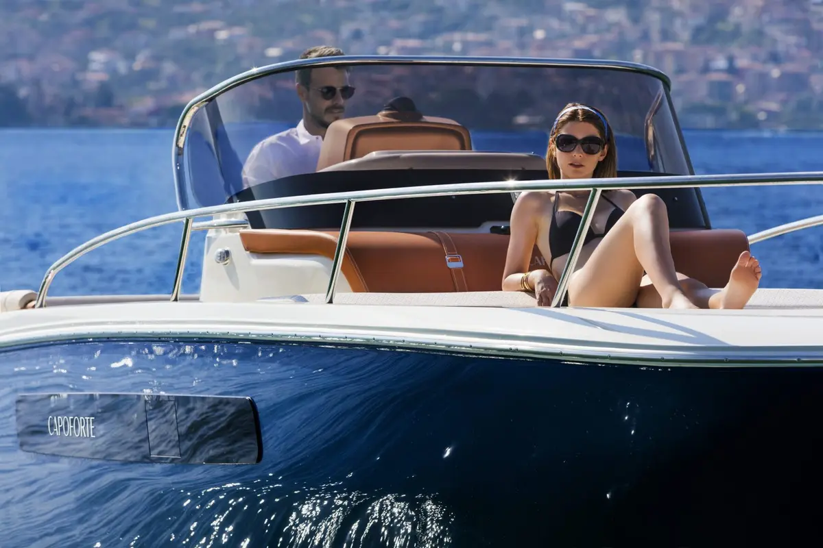 Invictus 280, salón — Sardinia Lux Yachts, Cerdeña. Calas cercanas y atardeceres cortos en lancha ágil