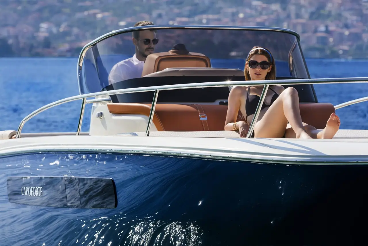 Invictus 280, ponte di poppa — Sardinia Lux Yachts, Sardegna. Giornate veloci e cale silenziose per piccoli gruppi