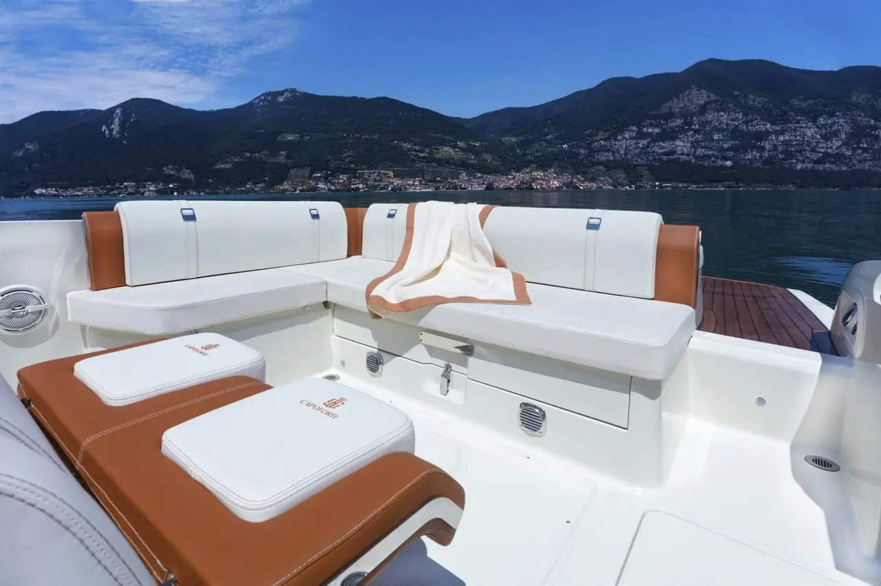 Invictus 280, cabina principale — Sardinia Lux Yachts, Sardegna. Giornate veloci e cale silenziose per piccoli gruppi