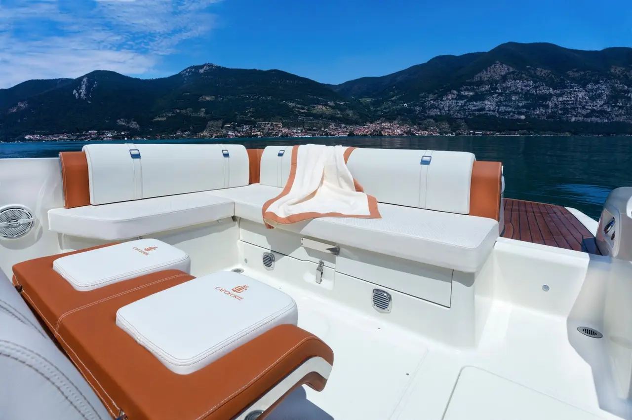 Invictus 280, flybridge — Sardinia Lux Yachts, Sardegna. Giornate veloci e cale silenziose per piccoli gruppi