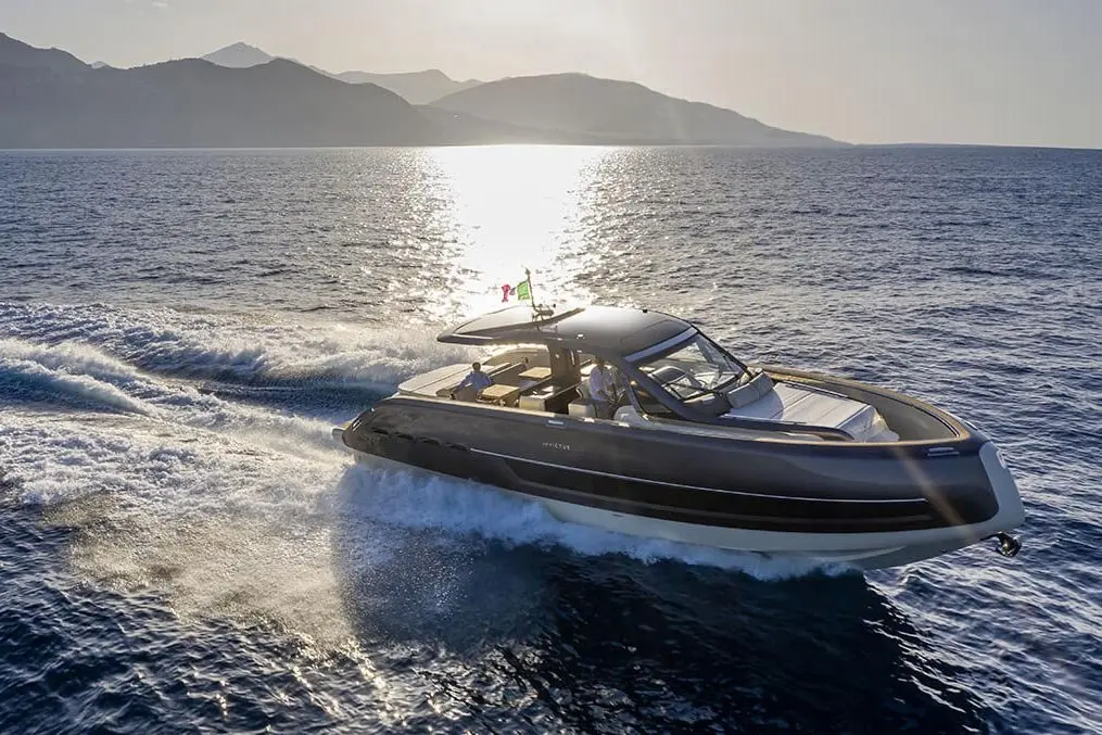 Invictus 460, ponte principale — Sardinia Lux Yachts, Sardegna. Invictus 460 — 14.4m