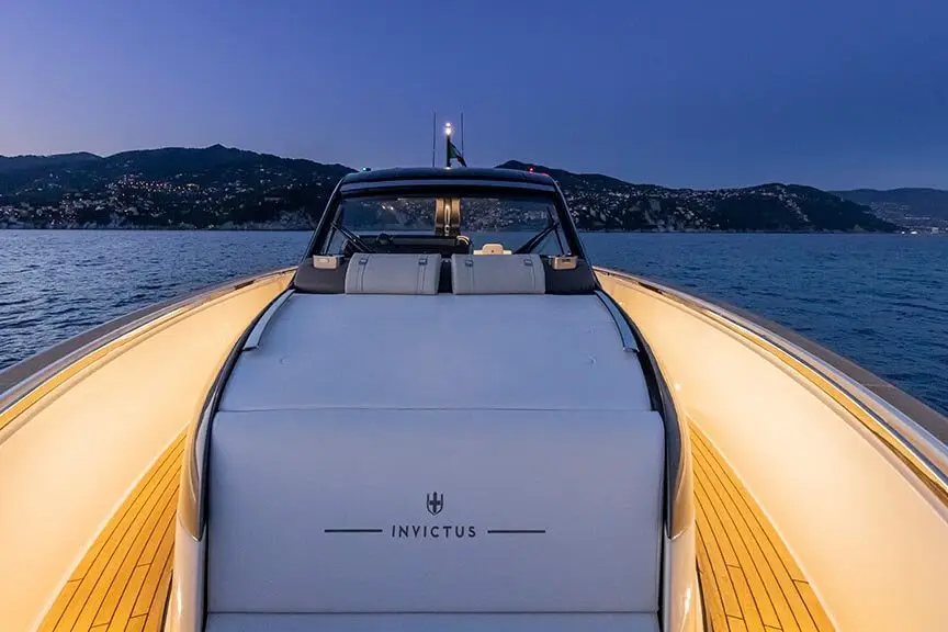 Invictus 460, ponte di poppa — Sardinia Lux Yachts, Sardegna. Invictus 460 — 14.4m