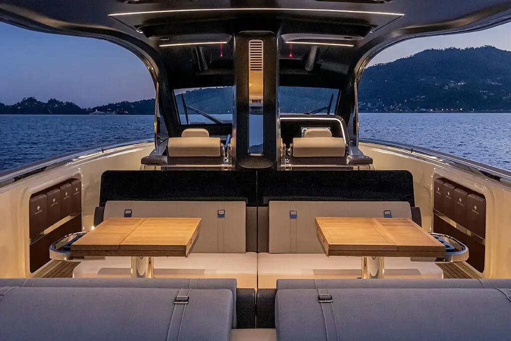 Invictus 460, salon — Sardinia Lux Yachts, Sardegna. Invictus 460 — 14.4m